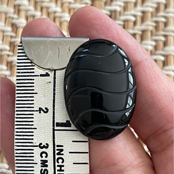 Carved black onyx large oval earrings - Picture 5 of 5